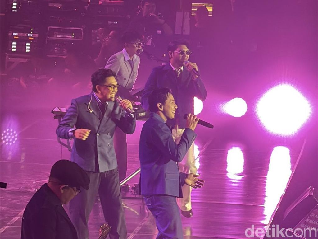 Video Nostalgia Sambil Sing Along di Konser 25 Tahun Yovie & Nuno